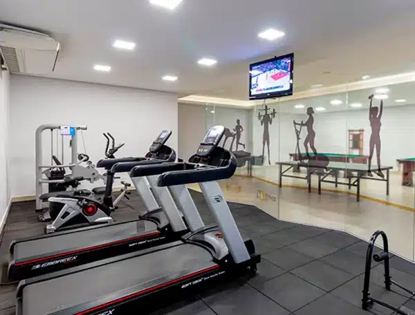 Conta com os equipamentos ideais para manter o treino em dia, esteira, bicicleta e muito mais, em um ambiente climatizado e bem iluminado, para deixar ainda mais agradável a sua atividade física.