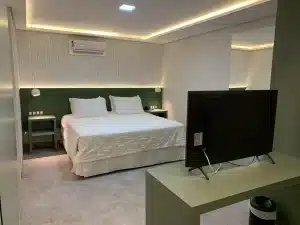 Grand Suíte com cama de casal, ar-condicionado e TV de tela plana de 42". Além banheira de hidromassagem no Grand Carimã Hotel em Foz do Iguaçu.