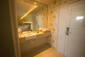 Lavabo moderno de acomodação no Grand Carima Hotel em Foz do Iguaçu, com bancada clara e iluminação embutida.