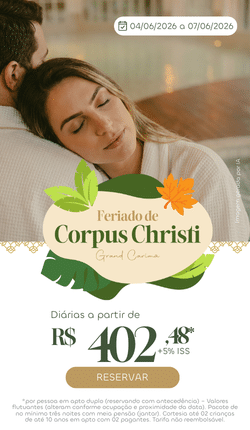 Casal relaxando abraçado em ambiente de spa/piscina no Grand Carimã Resort. Banner promocional de Corpus Christi com valor de diária a partir de R$ 402,48.