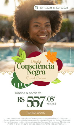 Mulher negra sorrindo iluminada pelo sol com uma piscina ao fundo. Banner promocional do pacote do feriado da Consciência Negra no Grand Carimã Resort em Foz do Iguaçu, com diárias a partir de R$ 557,05.