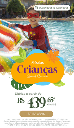 Criança fantasiada de super-herói sorrindo em uma boia colorida na piscina do Grand Carimã Resort. Banner promocional do Mês das Crianças com diárias a partir de R$ 439,65.