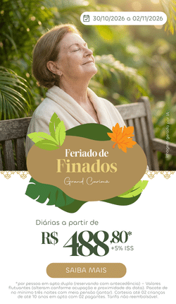 Senhora relaxando de olhos fechados em um banco de madeira cercado por vegetação no Grand Carimã Resort. Banner promocional do Feriado de Finados com diárias a partir de R$ 488,80.