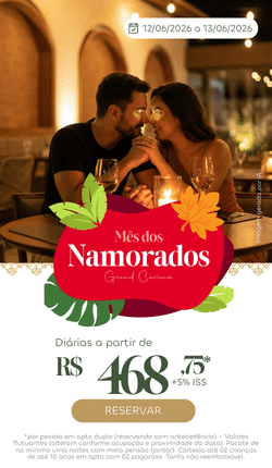 Casal jovem em um jantar romântico à luz de velas no Grand Carimã Resort. Banner promocional do Mês dos Namorados com valor de diária a partir de R$ 468,75.