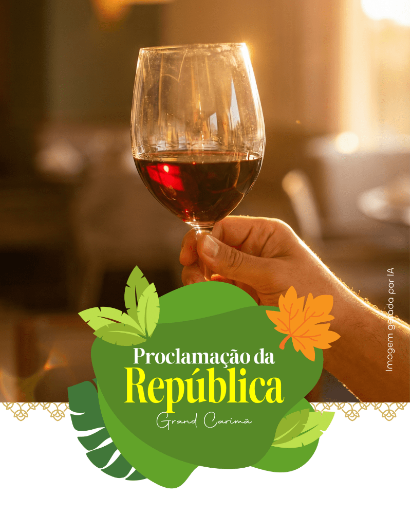 Close de uma mão segurando uma taça de vinho tinto em um ambiente elegante e iluminado do Grand Carimã Resort. Banner promocional da Proclamação da República com diárias a partir de R$ 298,92.