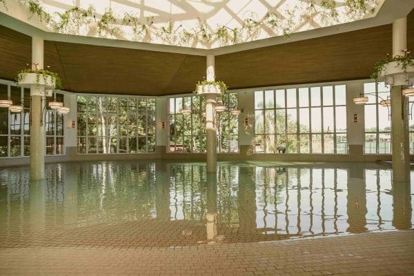Piscina coberta no Grand Carimã Resort & Convention Center em Foz do Iguaçu.